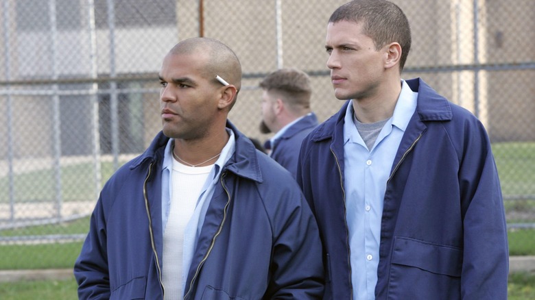 Scofield and Sucre in prison yard